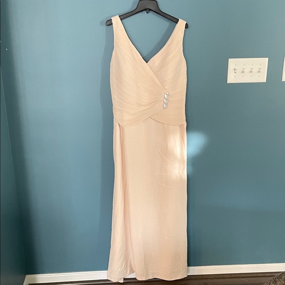 Cream Evening Gown - Daymour Couture - Picture 2 of 14